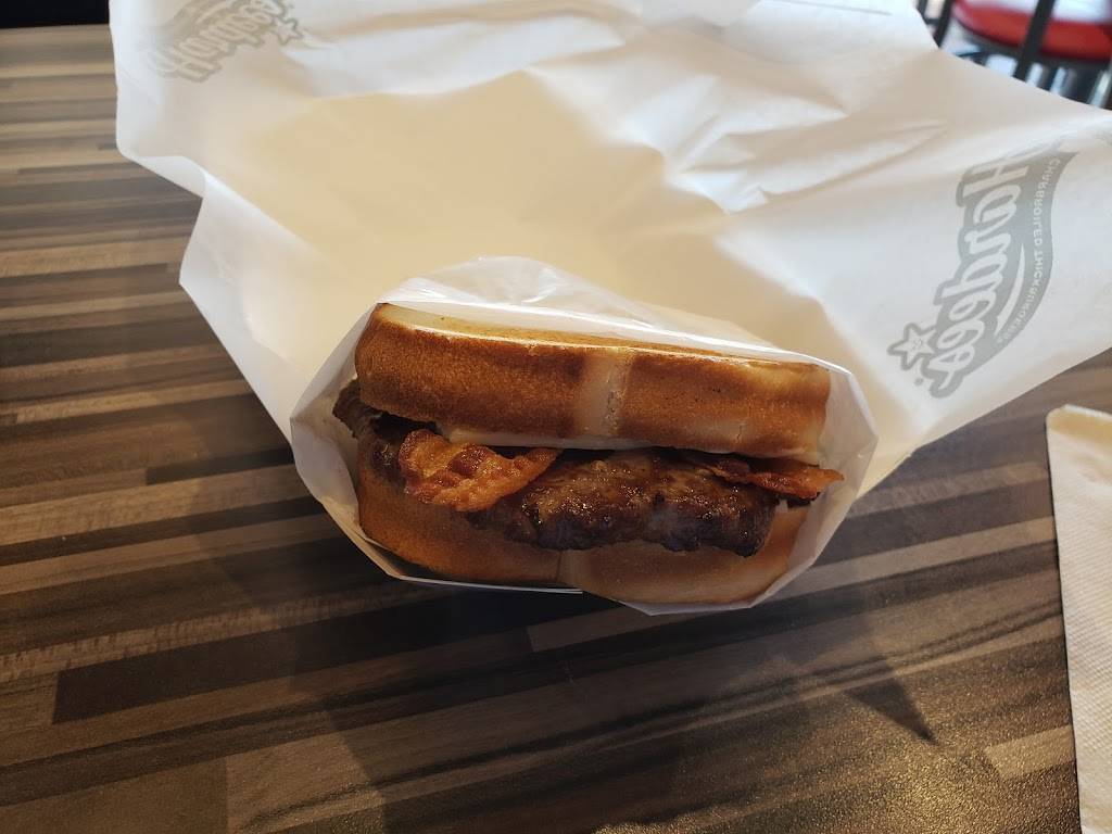 Hardees | restaurant | 1320 N Tyler Rd, Wichita, KS 67212, USA | 3162212478 OR +1 316-221-2478