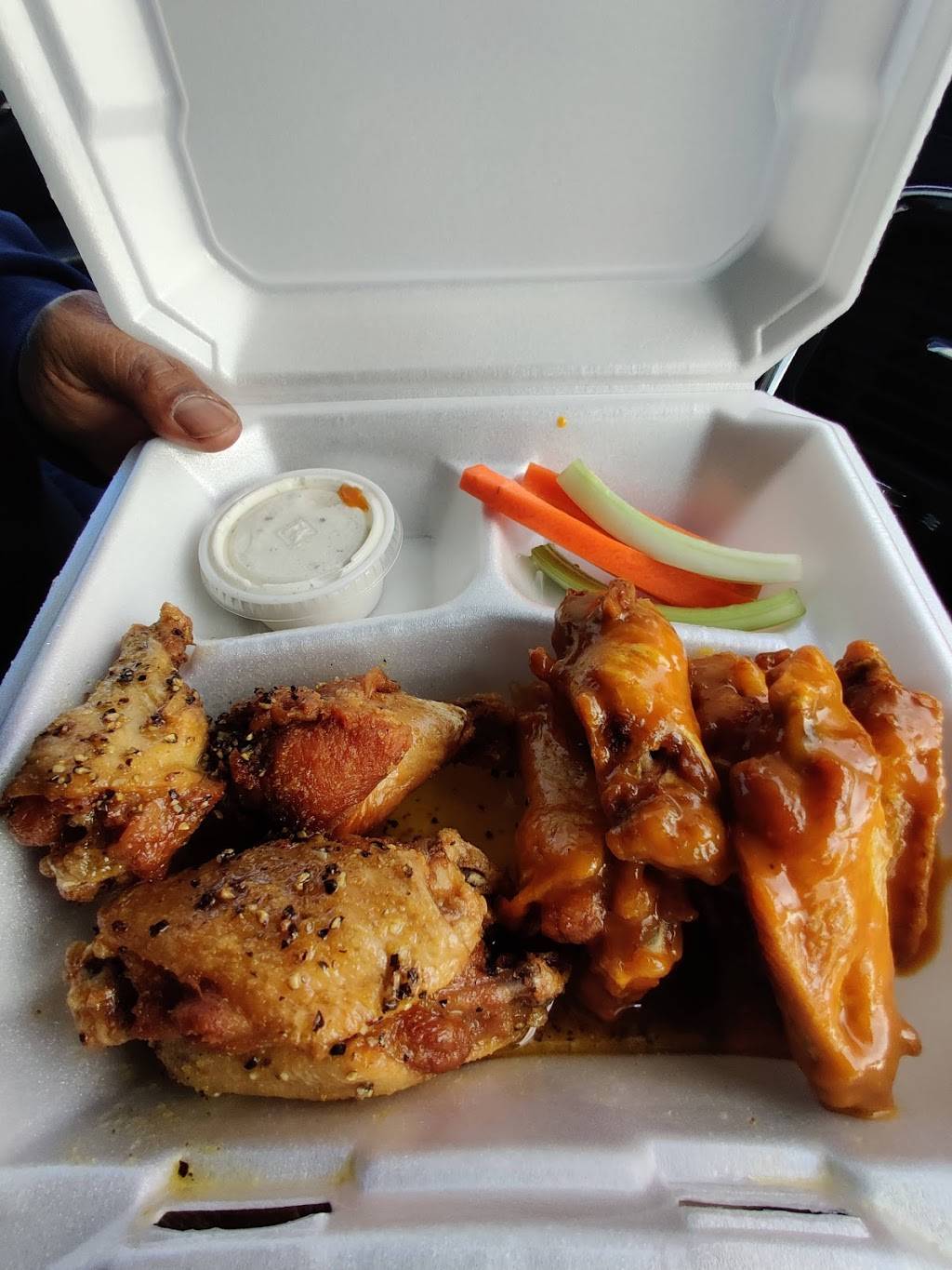Buffalo Wings | restaurant | 485 N Grande Ave, Tucson, AZ 85745, USA | 5208822047 OR +1 520-882-2047