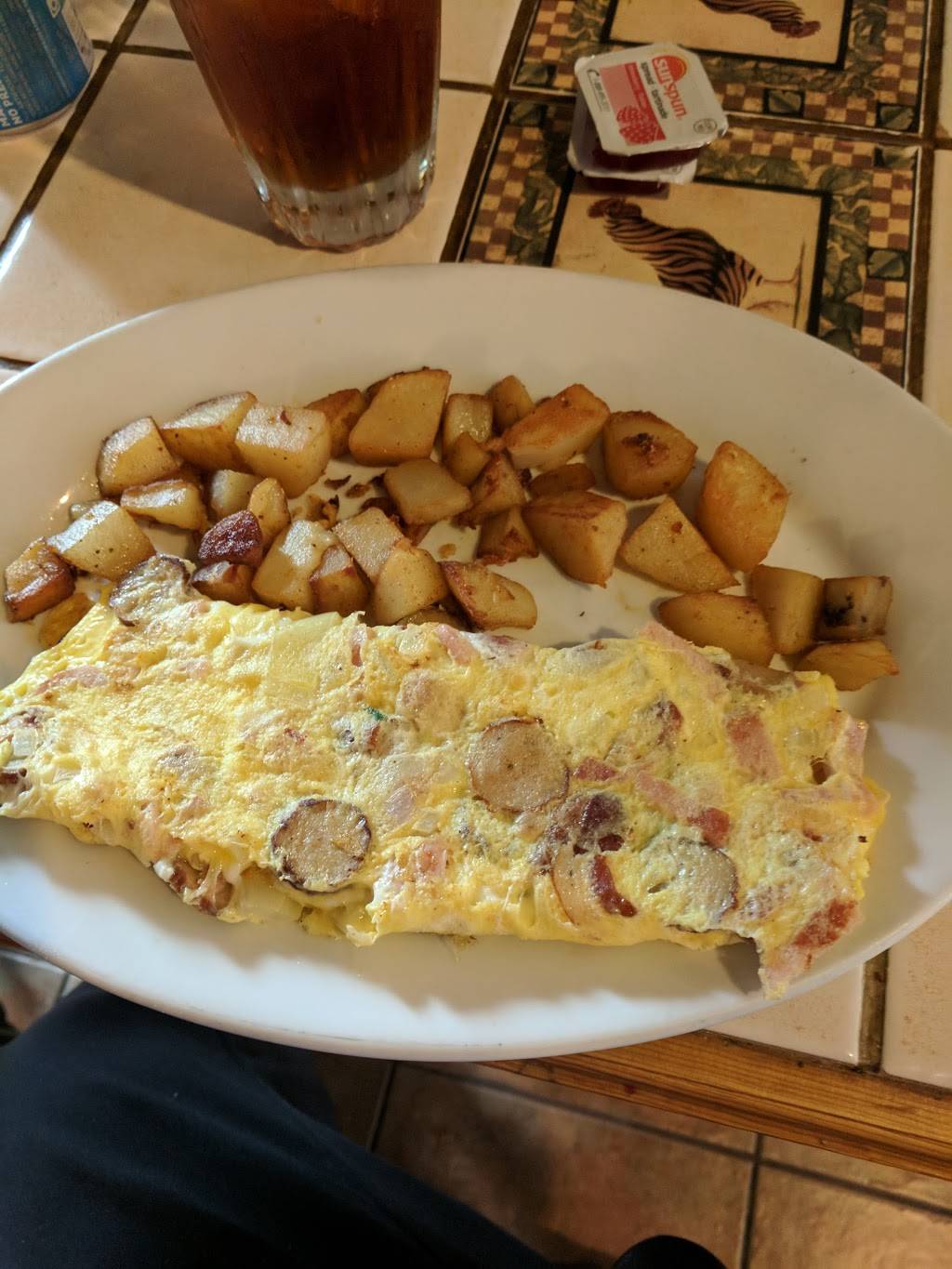 Pattis Place | restaurant | 87 E Main St, Welland, ON L3B 3W5, Canada | 2898207087 OR +1 289-820-7087