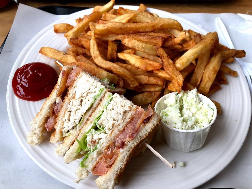 Snack et Délices Montebello | meal takeaway | 497 Rue Notre Dame, Montebello, QC J0V 1L0, Canada | 8193090595 OR +1 819-309-0595