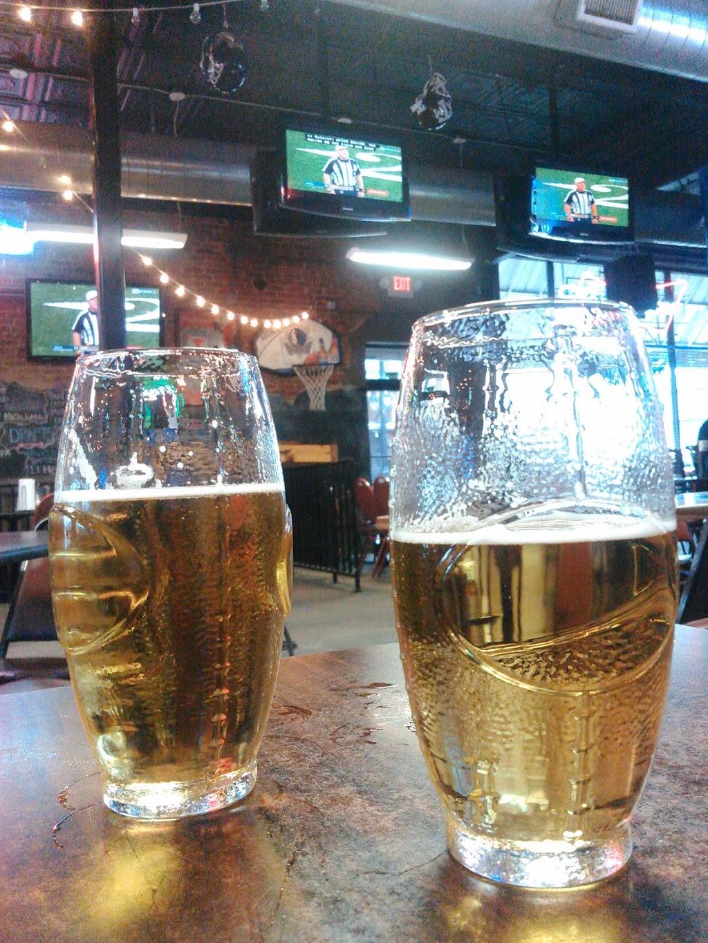 Muddy Jakes Sports Grill & Pub | restaurant | 229 Main St, Sulphur Springs, TX 75482, USA | 9038856833 OR +1 903-885-6833