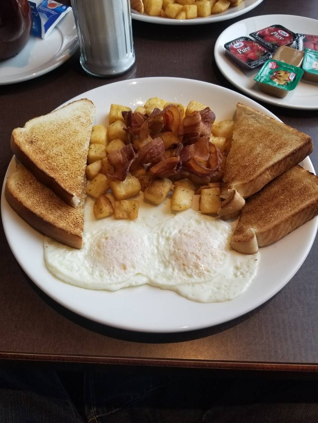 Jonny Canucks Bar & Grill | restaurant | 4768 Bank St, Gloucester, ON K1T 0K8, Canada | 6134255522 OR +1 613-425-5522