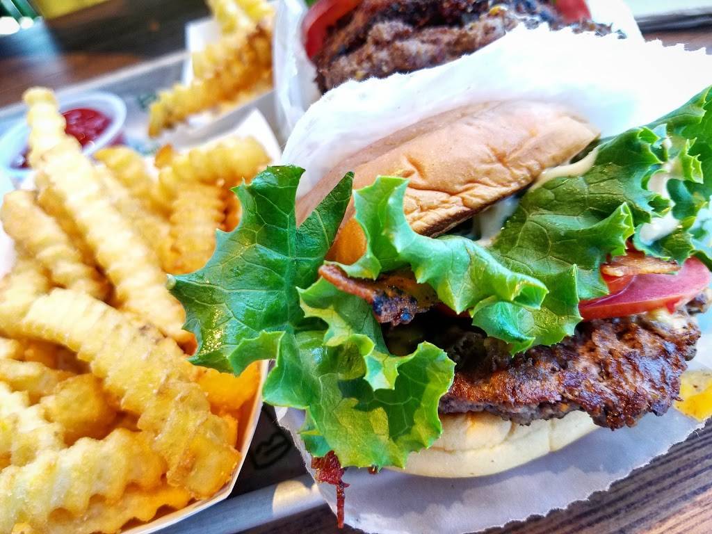 Shake Shack | restaurant | 2093 Smith Haven Plaza, Lake Grove, NY 11755, USA | 6312461096 OR +1 631-246-1096