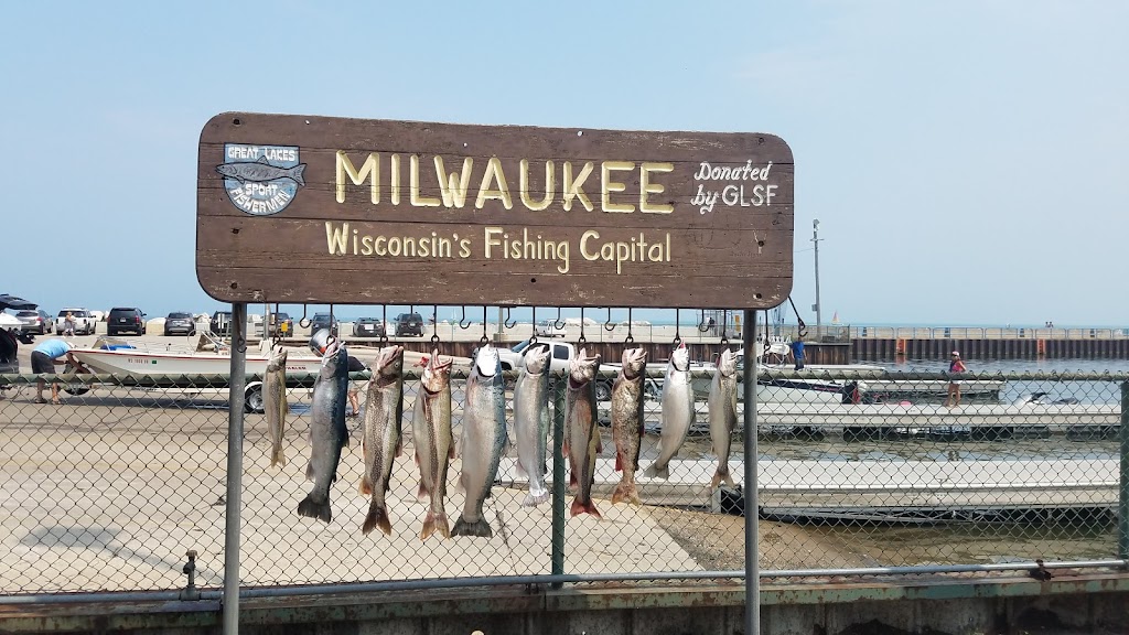 Roundhouse at McKinley Marina | meal takeaway | 1750 N Lincoln Memorial Dr, Milwaukee, WI 53202, USA | 4142735224 OR +1 414-273-5224