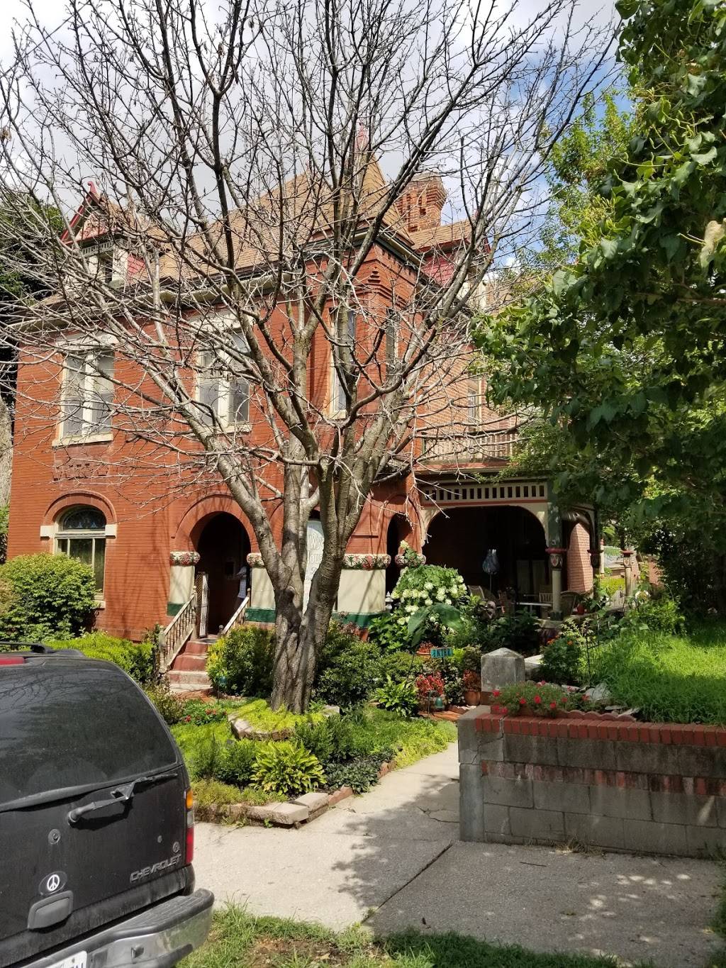 JC Wyatt House | restaurant | 1309 Felix St, St Joseph, MO 64501, USA | 8166761004 OR +1 816-676-1004