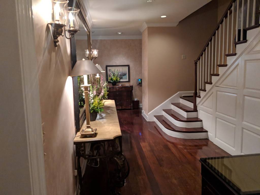 The Manor House | restaurant | 111 N Post Oak Ln, Houston, TX 77024, USA | 7136856840 OR +1 713-685-6840