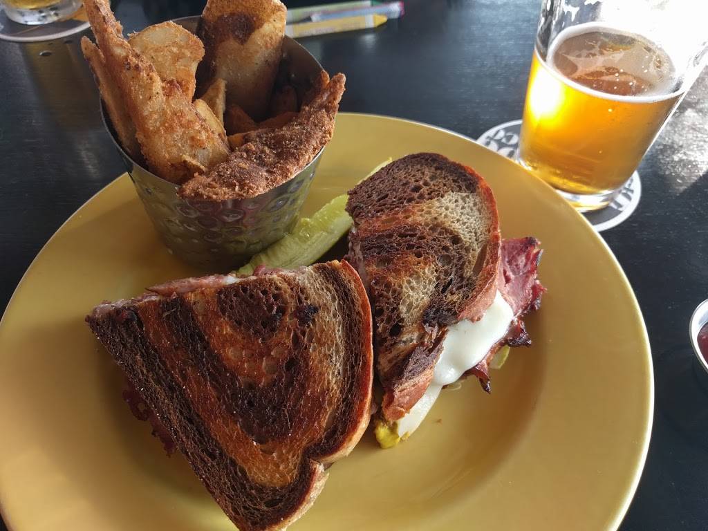 Sea Dog Brewing Co | restaurant | 125 Western Ave, South Portland, ME 04106, USA | 2078717000 OR +1 207-871-7000