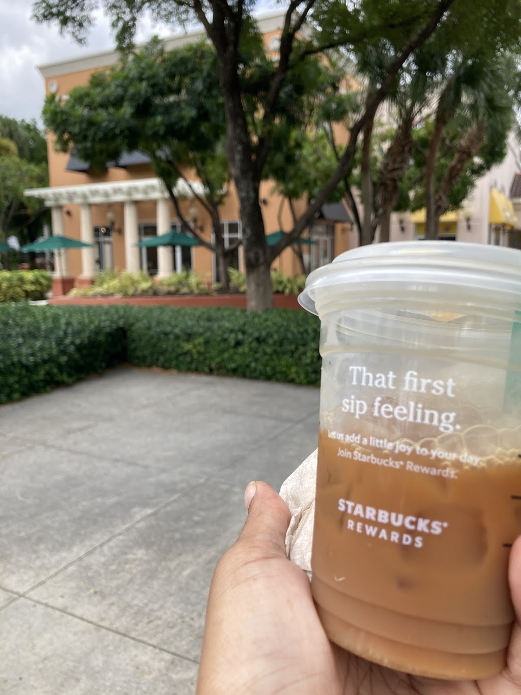 Starbucks | cafe | 10690 NW 19th St, Doral, FL 33172, USA | 3054683998 OR +1 305-468-3998