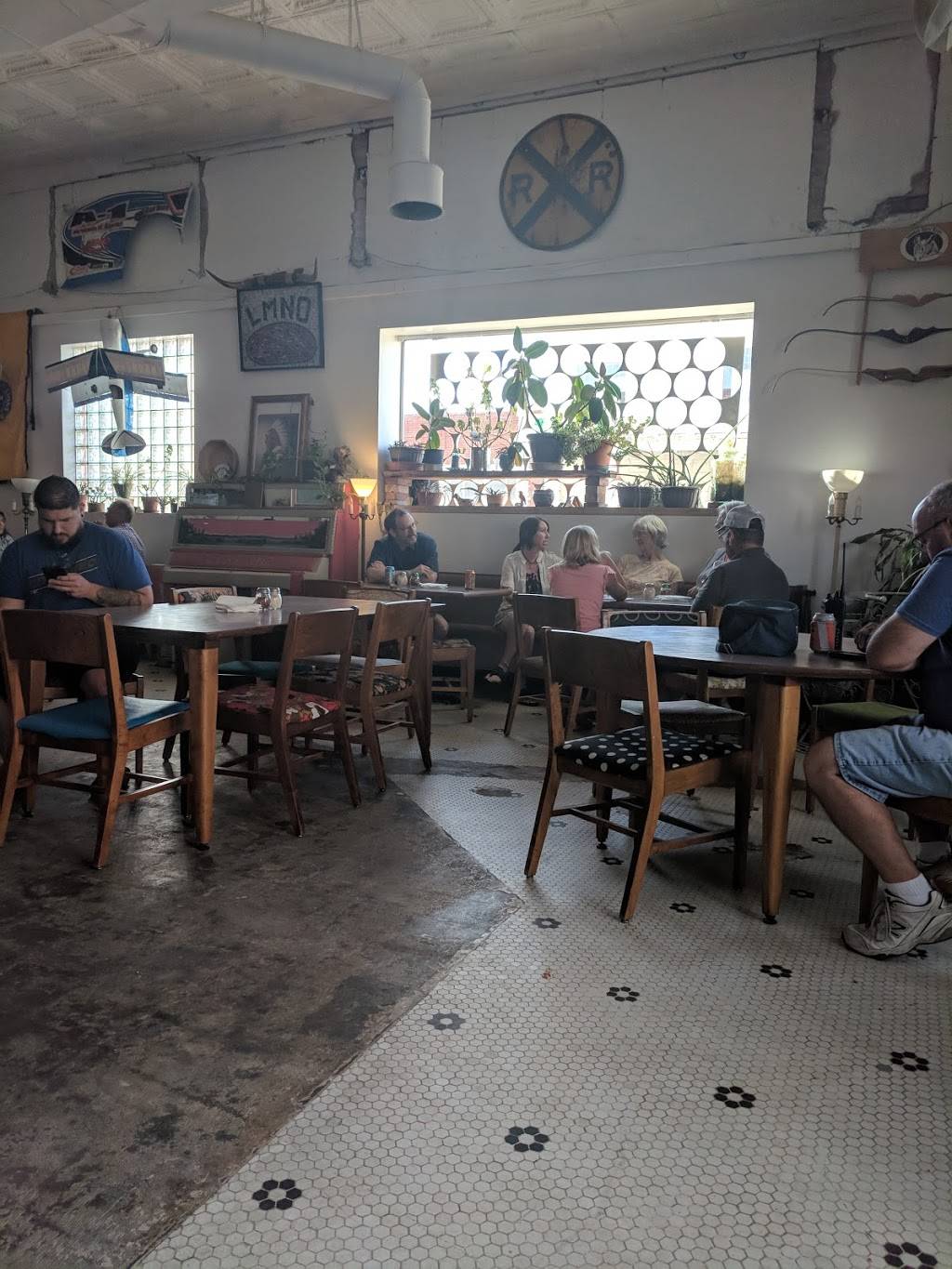 LMNO Pizza | restaurant | 101 S Ohio St, Mt Hope, KS 67108, USA | 3163511666 OR +1 316-351-1666