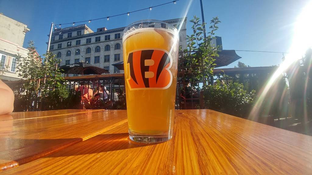 Queen City Radio | restaurant | 222 W 12th St, Cincinnati, OH 45202, USA | 5133810918 OR +1 513-381-0918