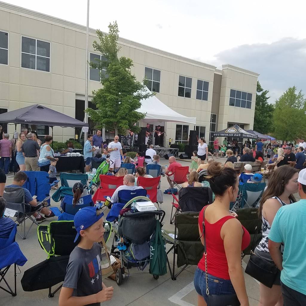 D9 Brewing Lake Norman | restaurant | 11138 Treynorth Dr, Cornelius, NC 28031, USA | 7042477200 OR +1 704-247-7200