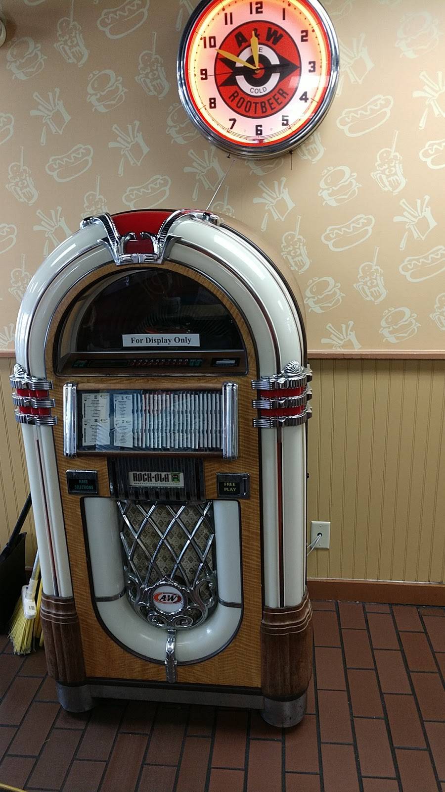 A&W Restaurant | restaurant | 2501 E Oakland Ave, Bloomington, IL 61701, USA | 3096631823 OR +1 309-663-1823