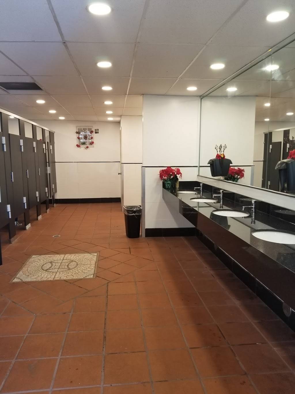 Flea Market | restaurant | 12680 NW 42nd Ave, Opa-locka, FL 33054, USA | 3056880500 OR +1 305-688-0500