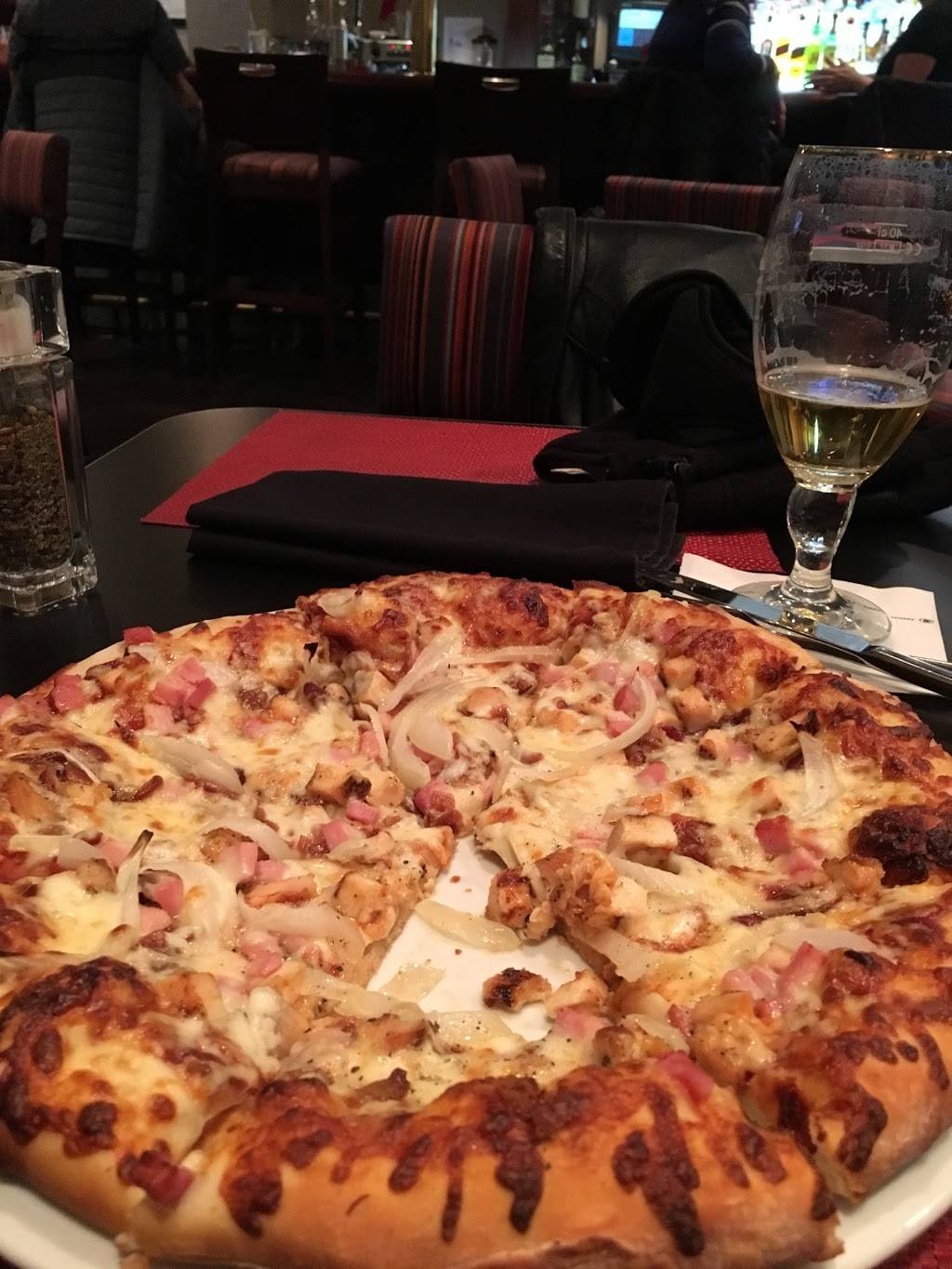 Market Street Bar & Grill | restaurant | 1 Gateway Ctr, Newark, NJ 07102, USA | 9736225000 OR +1 973-622-5000