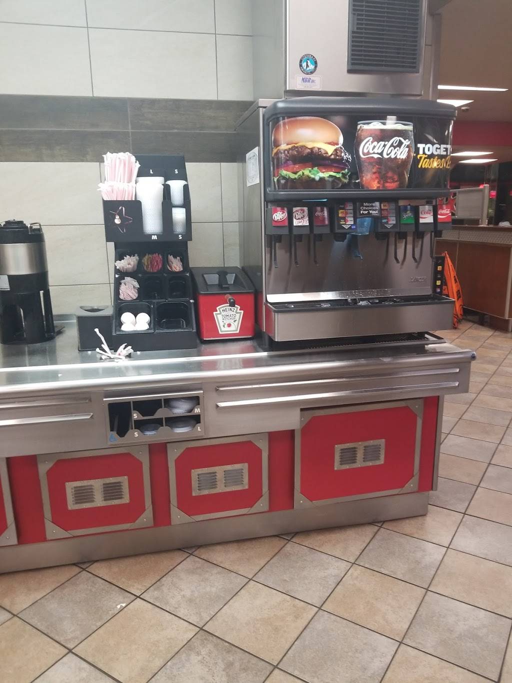 Hardees | restaurant | 5232 N Brady St, Davenport, IA 52806, USA | 5633869585 OR +1 563-386-9585