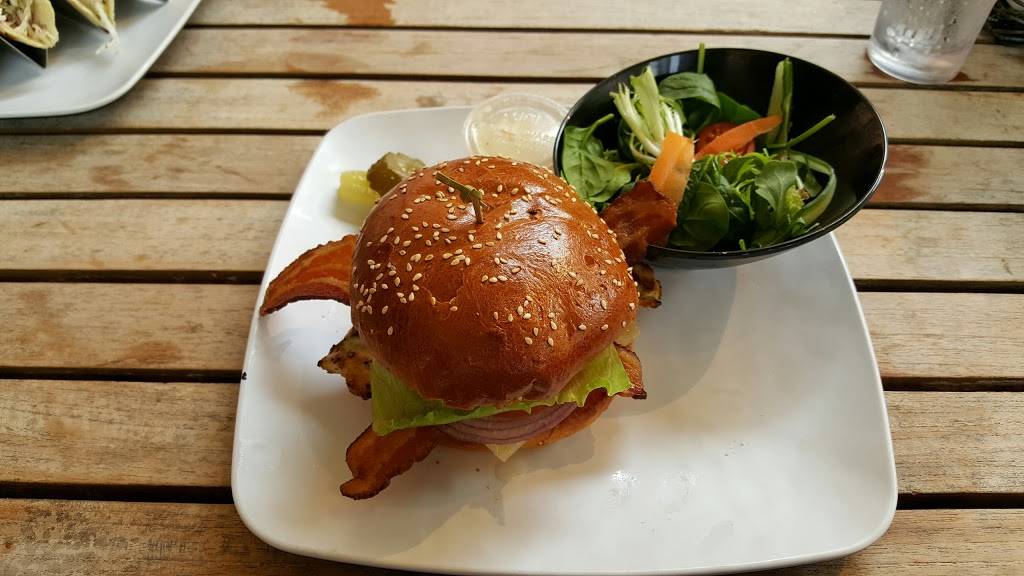 Quench Poolside Bar & Grill | restaurant | 4040 Central Florida Pkwy, Orlando, FL 32837, USA | 4073934777 OR +1 407-393-4777