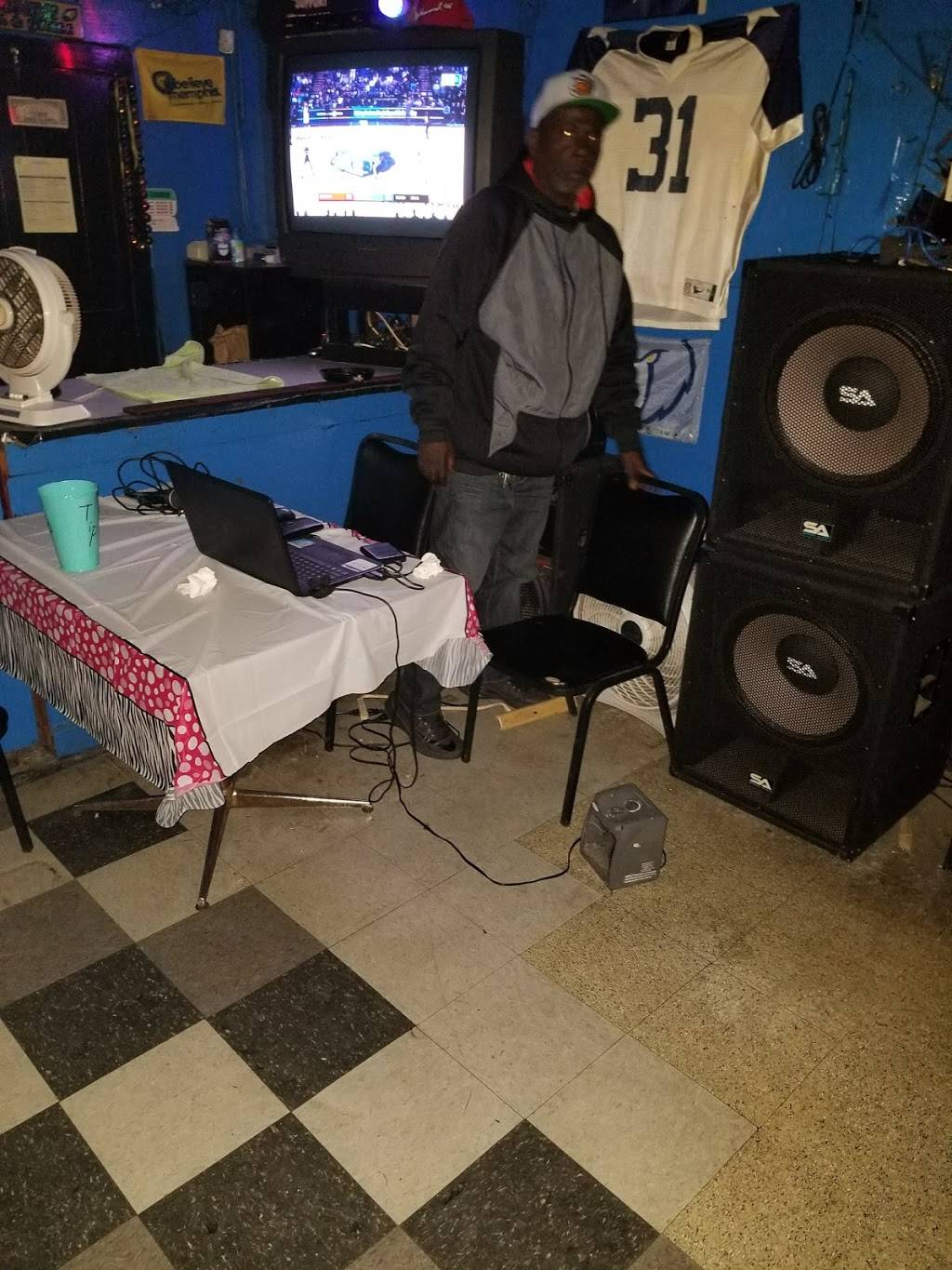 Aunt Coras Pit Bar B Que | cafe | 73 E McLemore Ave # 7, Memphis, TN 38106, USA | 9019425506 OR +1 901-942-5506