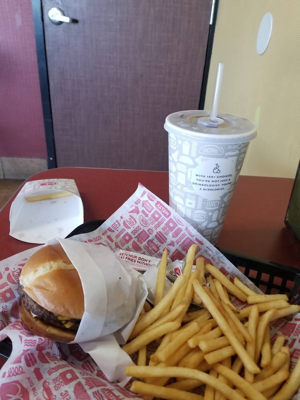 Jack in the Box | restaurant | 14618 7th St, Victorville, CA 92392, USA | 7602437575 OR +1 760-243-7575