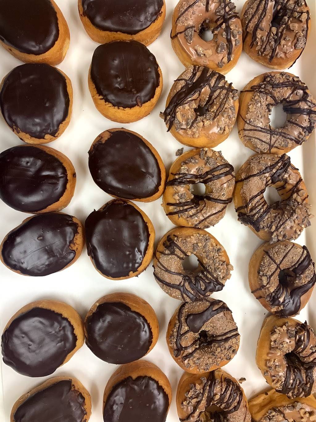 East Town Donuts | bakery | 1101 Caseyville Rd suite e, Caseyville, IL 62232, USA | 6188030407 OR +1 618-803-0407