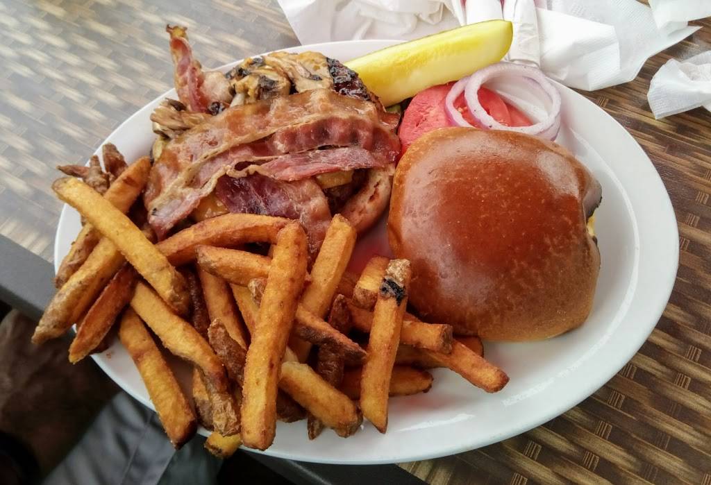 The Royal Oak | restaurant | 617 Victoria St W #102, Whitby, ON L1N 0E4, Canada | 9054938700 OR +1 905-493-8700