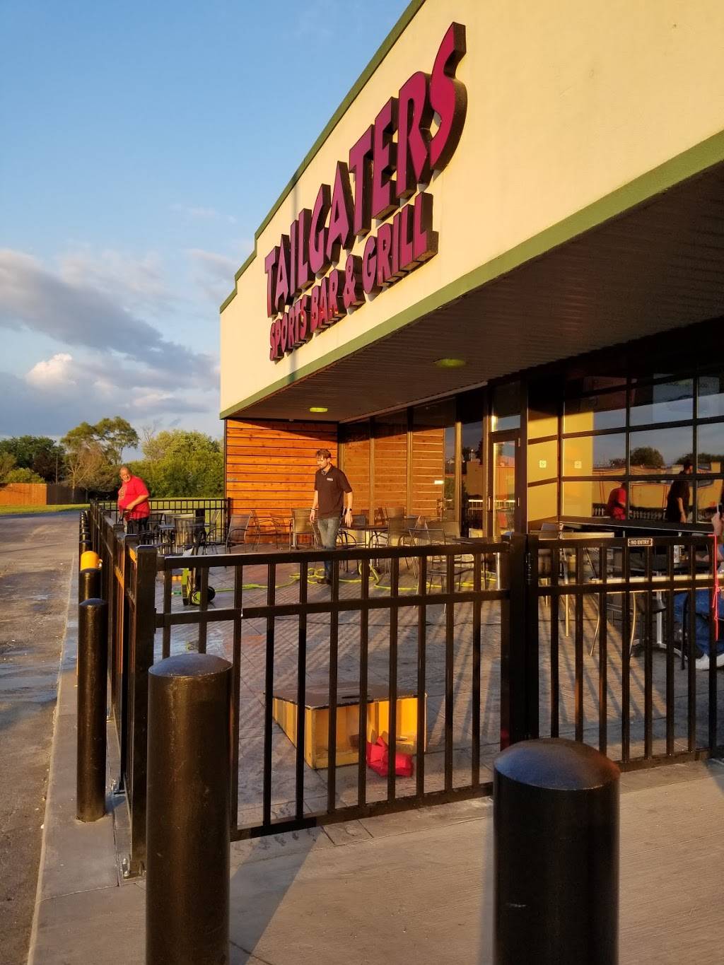 Tailgaters Sports Bar & Grill | restaurant | 431 W Boughton Rd, Bolingbrook, IL 60440, USA | 6306791994 OR +1 630-679-1994