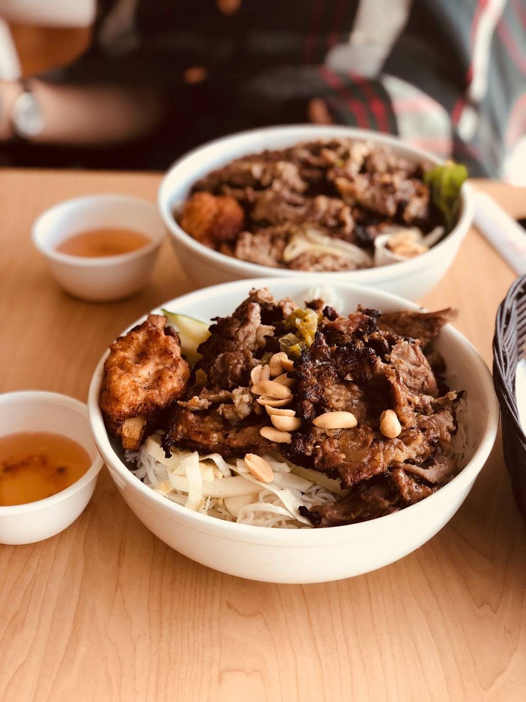 Pho Xic Lo | restaurant | 1750 Wyandotte St W, Windsor, ON N9B 1J1, Canada | 5199718288 OR +1 519-971-8288