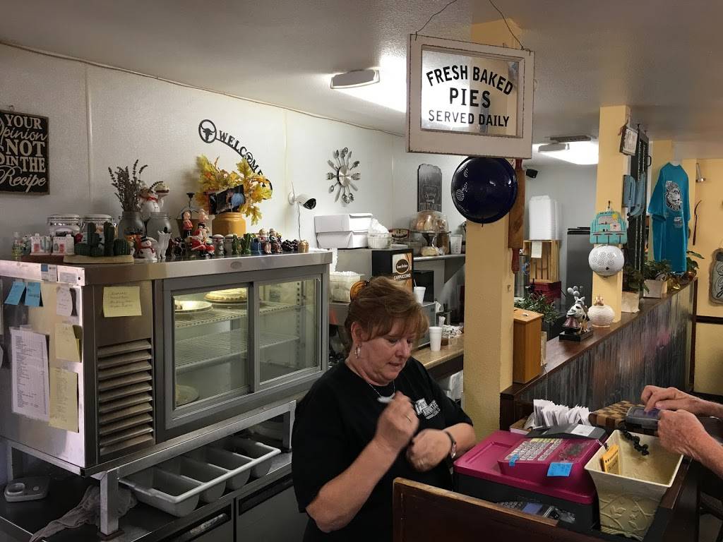 Flos Country Cafe | cafe | 10140 Beaumont Ave, Cherry Valley, CA 92223, USA | 9518456555 OR +1 951-845-6555