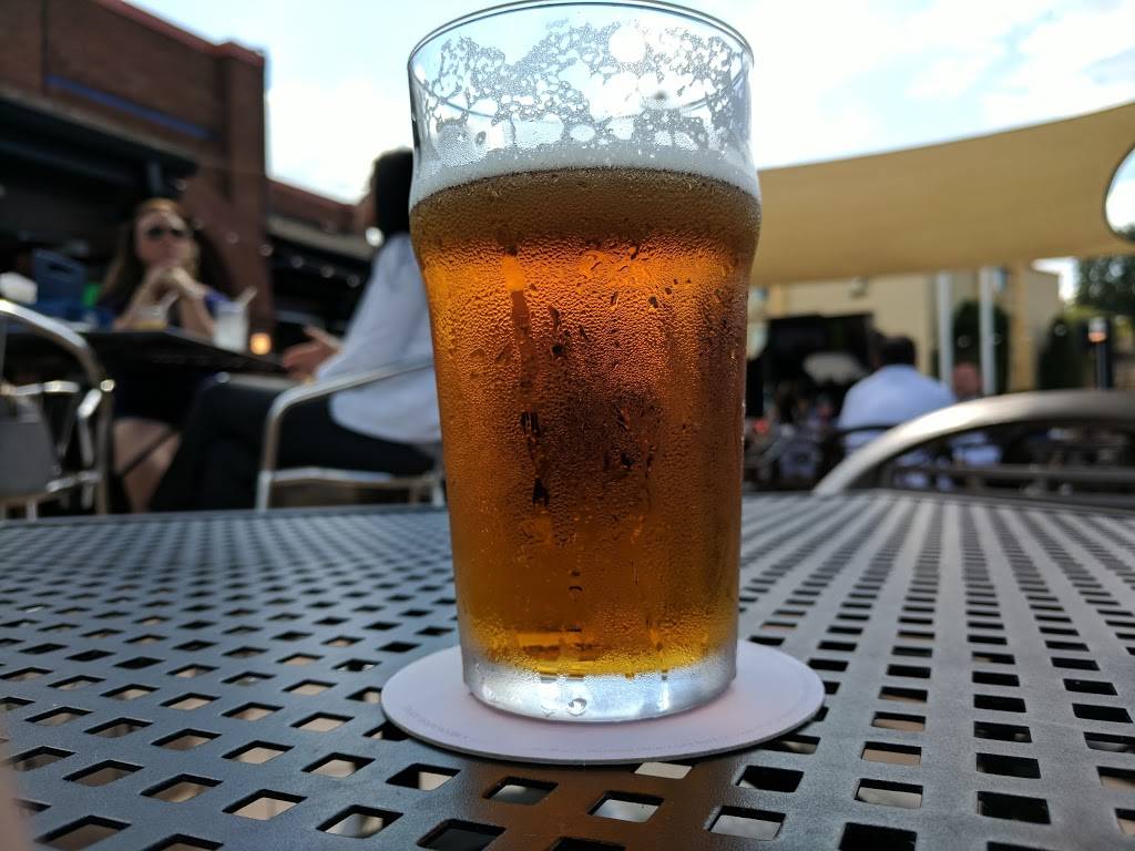 Winking Lizard Tavern | restaurant | 6111 Quarry Ln, Independence, OH 44131, USA | 2165242226 OR +1 216-524-2226