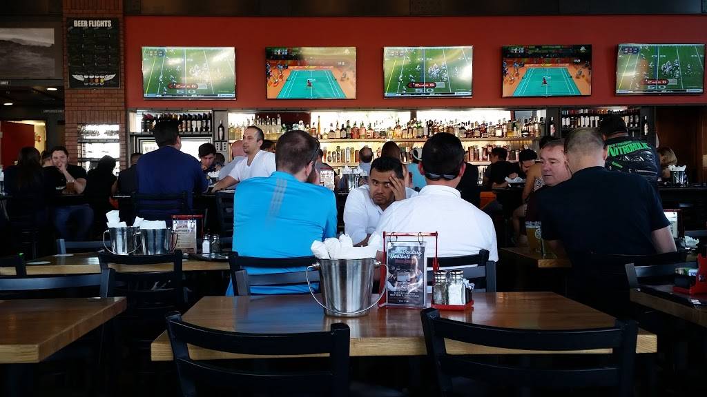 Rock & Brews | restaurant | 7777 Beach Blvd, Buena Park, CA 90620, USA | 7149425979 OR +1 714-942-5979