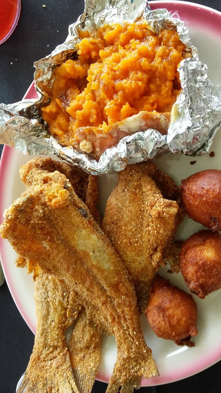 River Heights Restaurant | restaurant | 935 Riverside Ln, Crump, TN 38327, USA | 7316324484 OR +1 731-632-4484