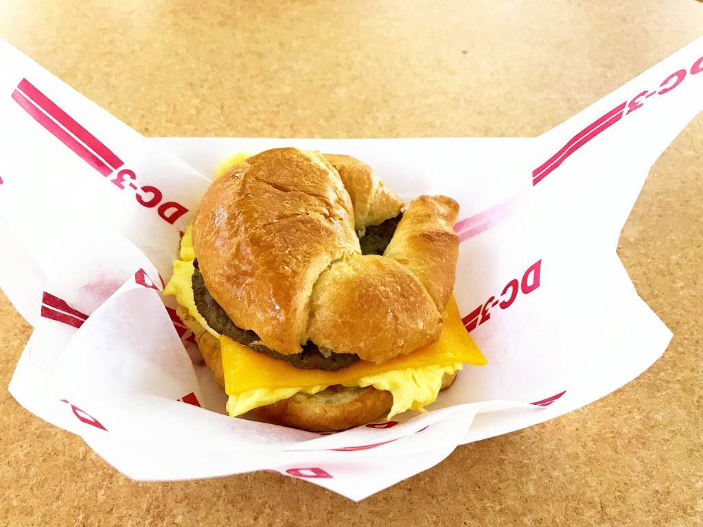 DC-3 Hot Dog Joint | restaurant | 1 Saarinen Cir, Dulles, VA 20166, USA | 7036610425 OR +1 703-661-0425