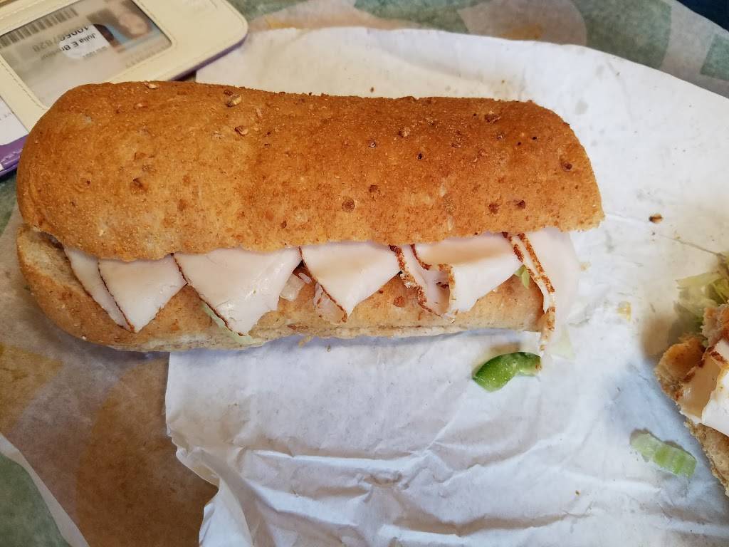 Subway | restaurant | 252 East Central Street, Franklin, MA 02038, USA | 5085203400 OR +1 508-520-3400