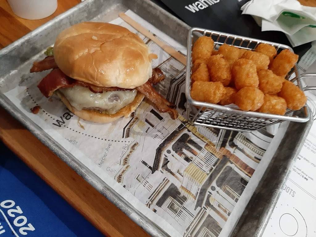 Wahlburgers @ Hy-Vee | restaurant | 5050 Edgewood Rd NE, Cedar Rapids, IA 52411, USA | 3193782945 OR +1 319-378-2945