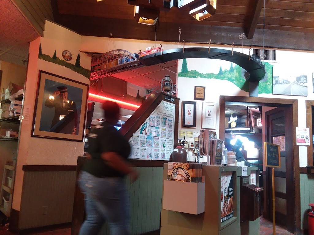 Broadway Pizza | restaurant | 2025 West River Rd N, Minneapolis, MN 55411, USA | 6125297745 OR +1 612-529-7745