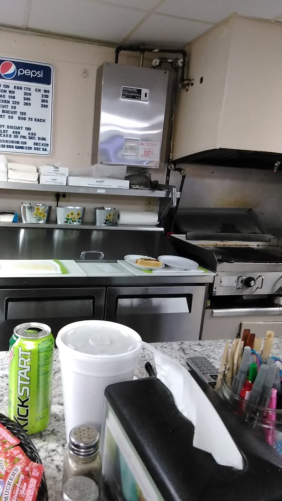 Hickory Tree Grocery | restaurant | 2303 Hickory Tree Rd, Bluff City, TN 37618, USA | 4235388224 OR +1 423-538-8224