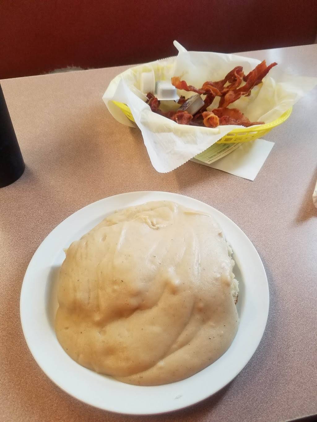 Janets Park & Eat | restaurant | Riverview Ave, Logan, WV 25601, USA | 3047526996 OR +1 304-752-6996