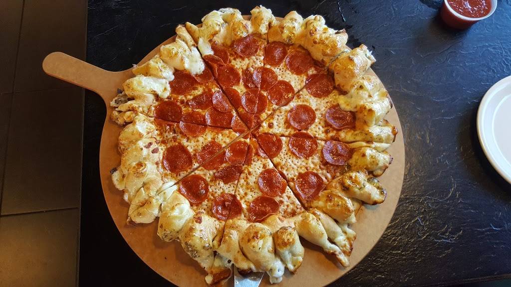 Pizza Hut | meal takeaway | 10691 SW 40th St, Miami, FL 33165, USA | 3052209808 OR +1 305-220-9808