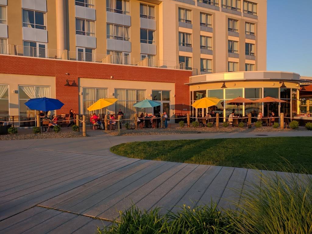 Shoreline Bar & Grille | restaurant | 2 Sassafras Pier, Erie, PA 16507, USA | 8146361005 OR +1 814-636-1005