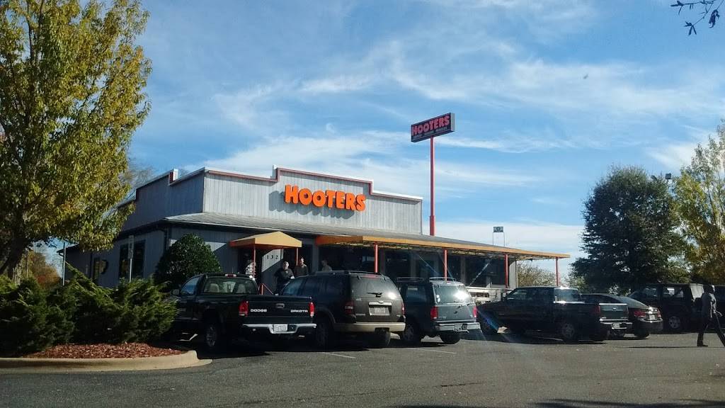 Hooters | restaurant | 132 Gallery Center Dr, Mooresville, NC 28117, USA | 7046635398 OR +1 704-663-5398