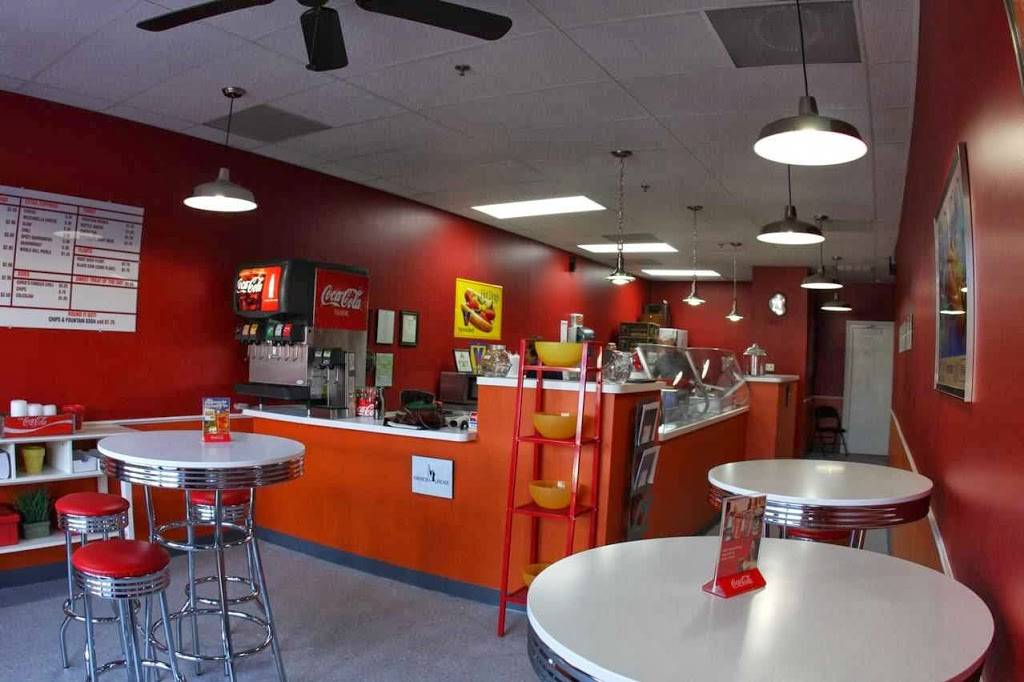 Willys Wieners | restaurant | 103A E Dakin Ave, Kissimmee, FL 34741, USA | 4072017916 OR +1 407-201-7916