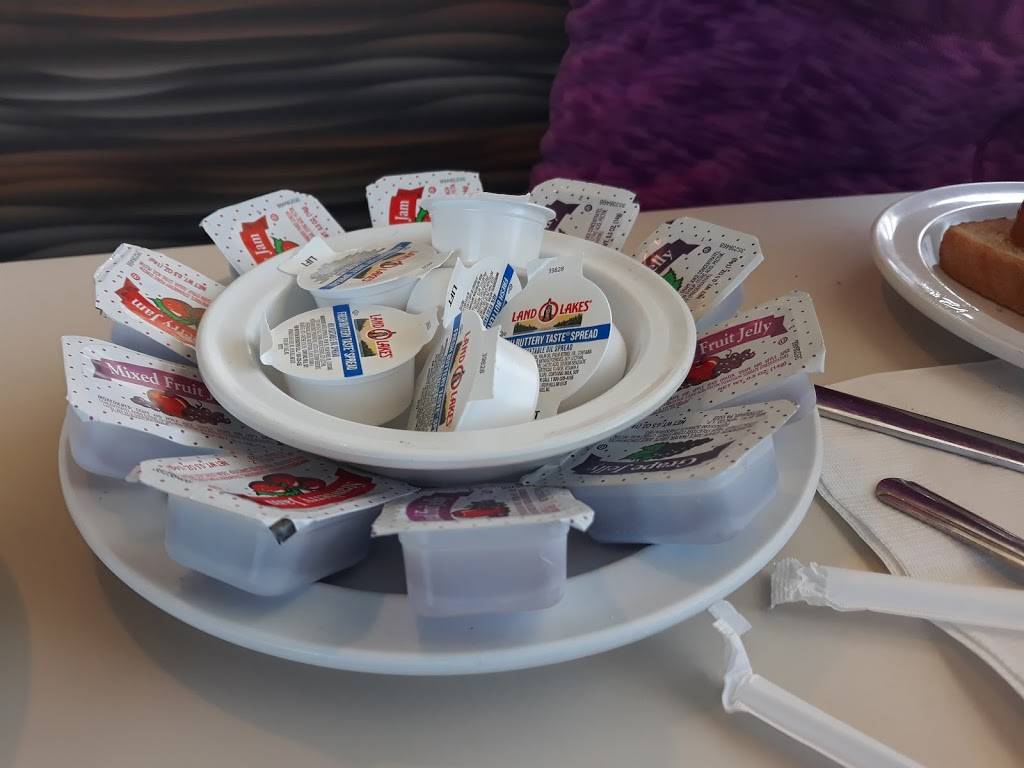 Finos Family Dining | restaurant | 450 N Perry St, Pontiac, MI 48342, USA | 2483346116 OR +1 248-334-6116