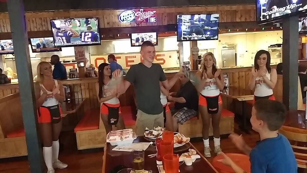 Hooters | restaurant | 941 E Highway 131, Jeffersonville, IN 47130, USA | 8122849464 OR +1 812-284-9464