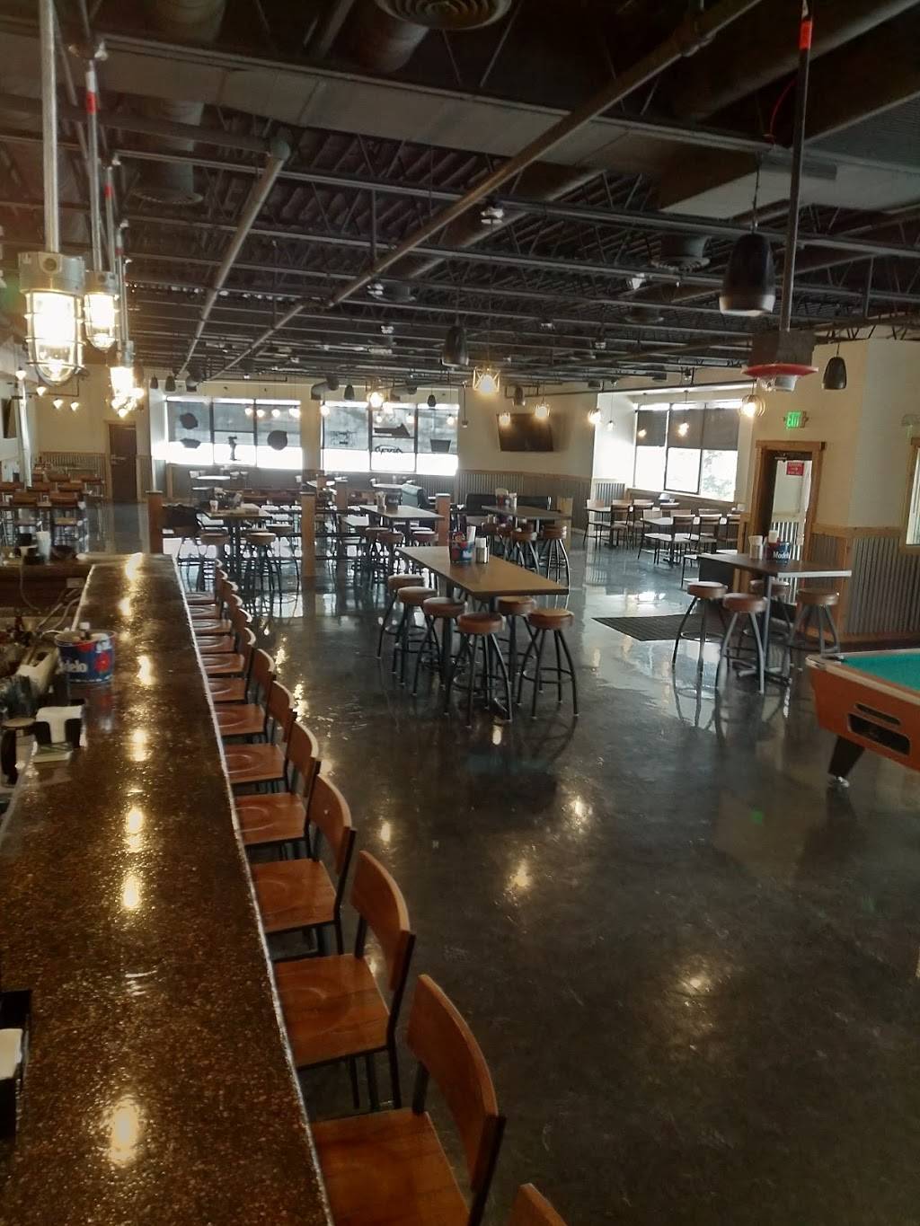 UpTrail Sports Bar & Grill | restaurant | 560 Silverthorne Ln, Silverthorne, CO 80498, USA | 9703930019 OR +1 970-393-0019