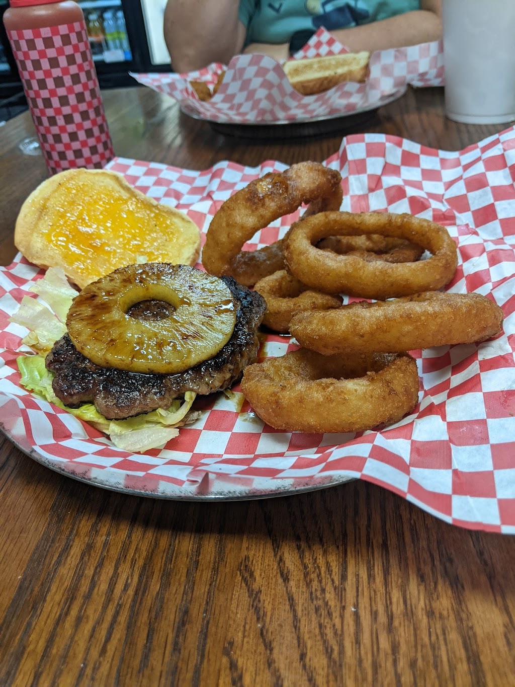 Hickory Tree Grocery | restaurant | 2303 Hickory Tree Rd, Bluff City, TN 37618, USA | 4235388224 OR +1 423-538-8224