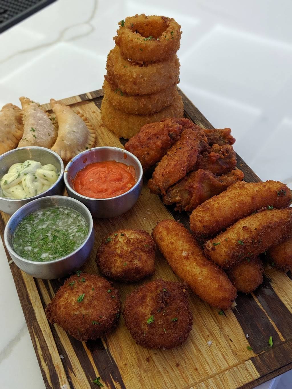 iLov305 Steakhouse & Nightlife | restaurant | 1060 Ocean Dr, Miami Beach, FL 33139, USA | 3055359773 OR +1 305-535-9773