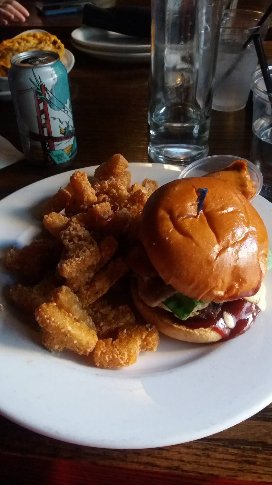 Woodhaven Bar & Kitchen | restaurant | 712 N Clark St, Chicago, IL 60654, USA | 3126249008 OR +1 312-624-9008