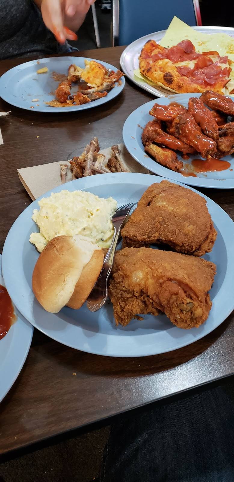 Geneos Pizza Parlor | restaurant | 307 N Main St, Livingston, CA 95334, USA | 2093948444 OR +1 209-394-8444