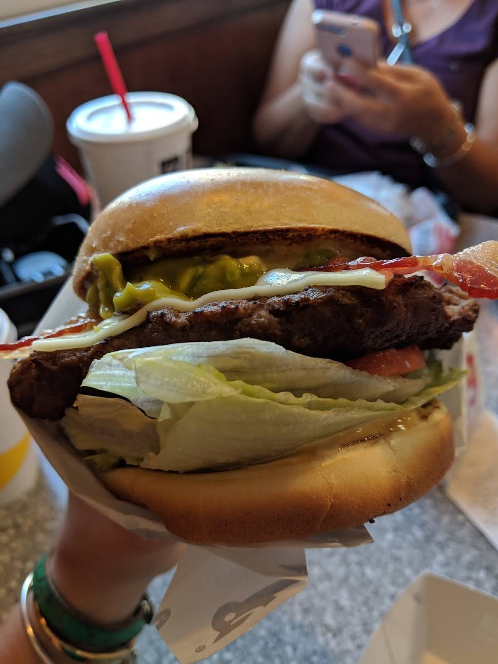 Carls Jr. | restaurant | 1005 S Fairfax Ave, Los Angeles, CA 90019, USA | 3239354122 OR +1 323-935-4122