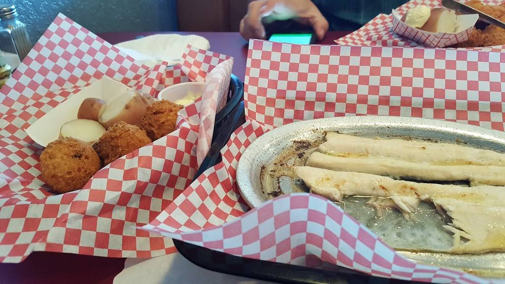 Whales Tale Fish House | restaurant | 2720 W Old US Hwy 441, Mt Dora, FL 32757, USA | 3523851500 OR +1 352-385-1500