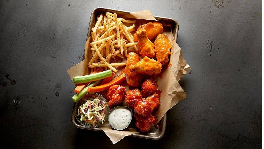 Buffalo Wild Wings | meal takeaway | 110 S Hampton Pl, Clarksville, TN 37040, USA | 9315525327 OR +1 931-552-5327